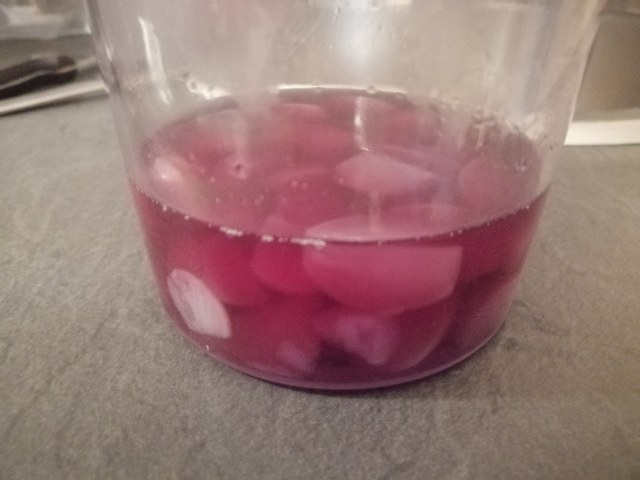 Filetto di salmone in crosta di arachidi e pepe rosa con crema e chips di ravanelli