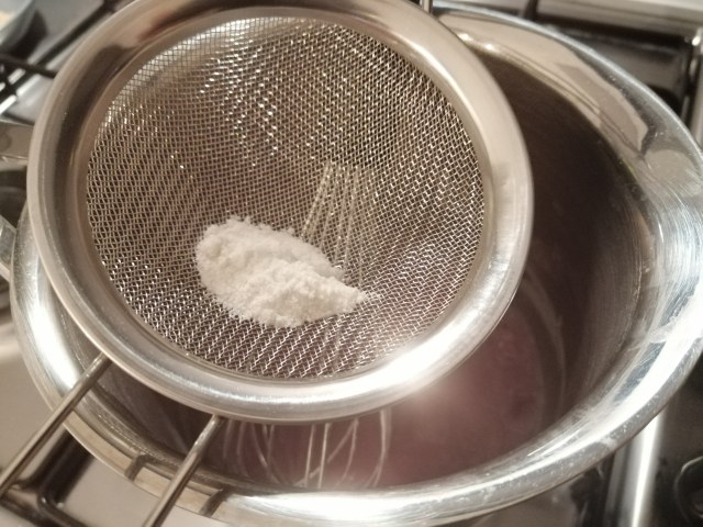 Filetto di salmone in crosta di arachidi e pepe rosa con crema e chips di ravanelli