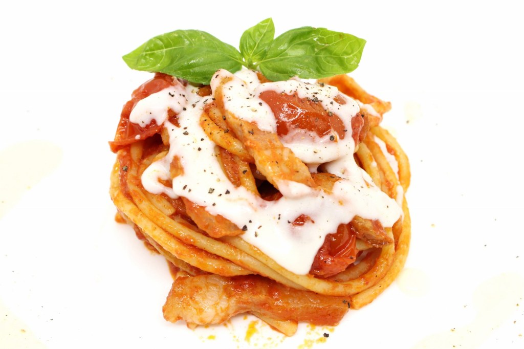 Bucatini all'amatriciana con pomodori del Vesuvio e crema di pecorino