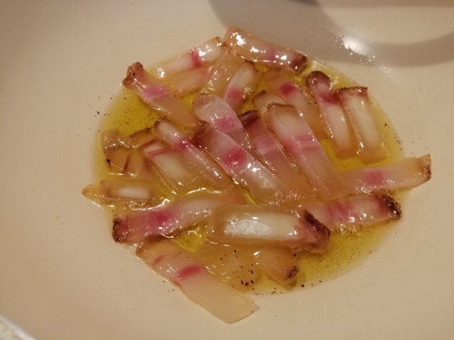 Bucatini all'amatriciana con pomodori del Vesuvio e crema di pecorino