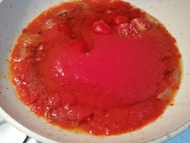 Bucatini all'amatriciana con pomodori del Vesuvio e crema di pecorino