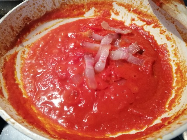 Bucatini all'amatriciana con pomodori del Vesuvio e crema di pecorino