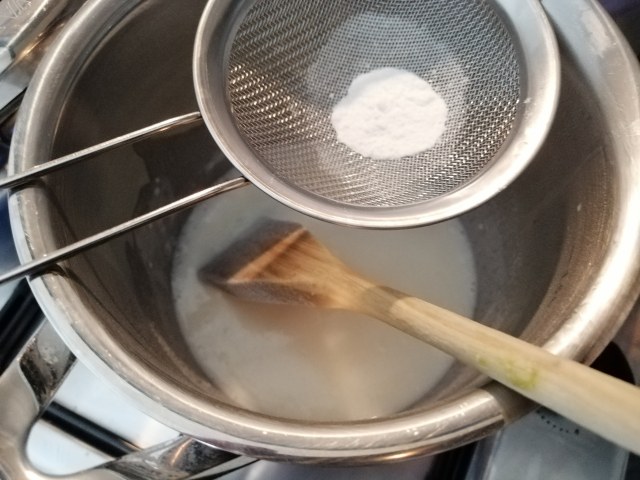 Bucatini all'amatriciana con pomodori del Vesuvio e crema di pecorino