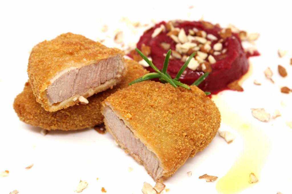 Cotoletta di filetto di vitello con hummus di carote viola e granella di mandorle