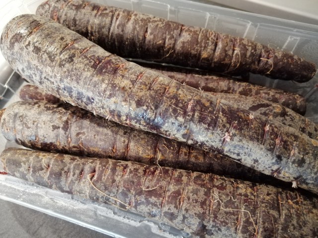 Cotoletta di filetto di vitello con hummus di carote viola e granella di mandorle