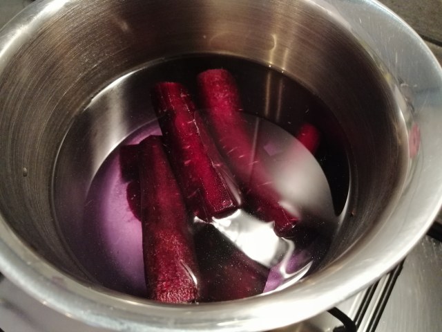 Cotoletta di filetto di vitello con hummus di carote viola e granella di mandorle