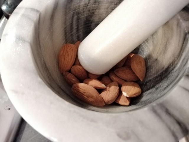 Cotoletta di filetto di vitello con hummus di carote viola e granella di mandorle