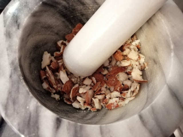 Cotoletta di filetto di vitello con hummus di carote viola e granella di mandorle