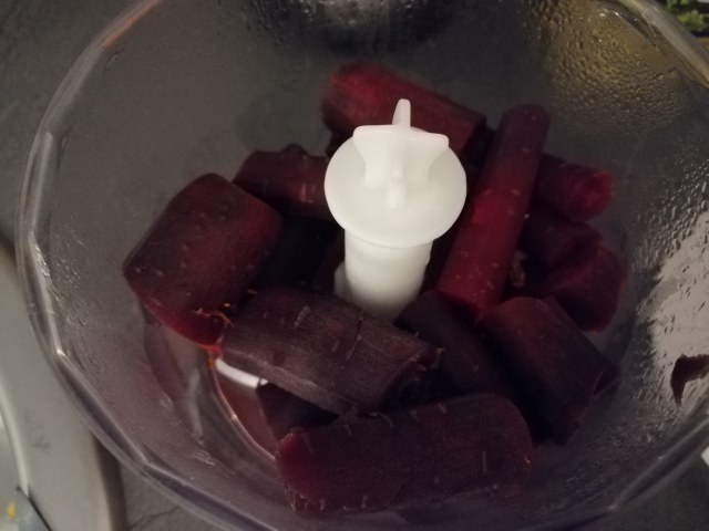 Cotoletta di filetto di vitello con hummus di carote viola e granella di mandorle