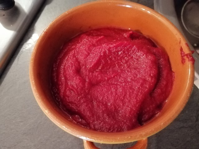 Cotoletta di filetto di vitello con hummus di carote viola e granella di mandorle