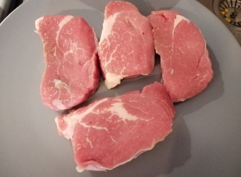 Cotoletta di filetto di vitello con hummus di carote viola e granella di mandorle