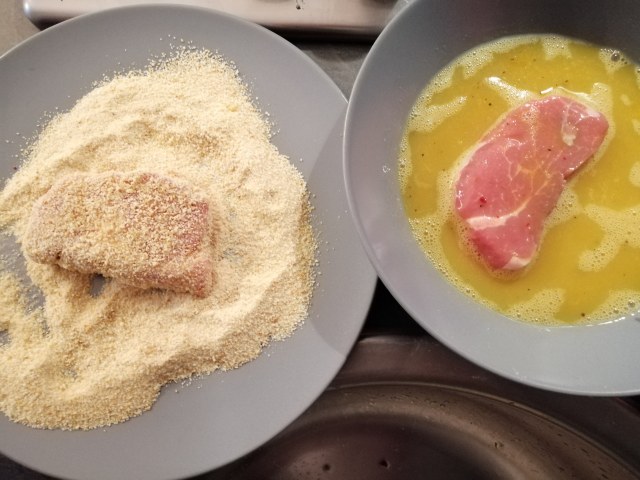 Cotoletta di filetto di vitello con hummus di carote viola e granella di mandorle