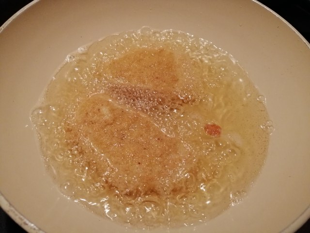 Cotoletta di filetto di vitello con hummus di carote viola e granella di mandorle