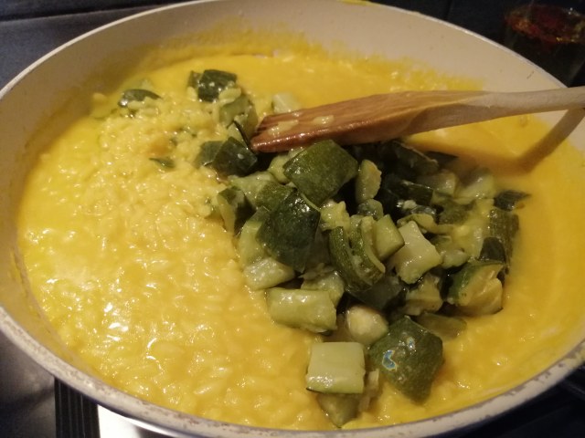Risotto allo zafferano con zucchine e quartirolo stagionato