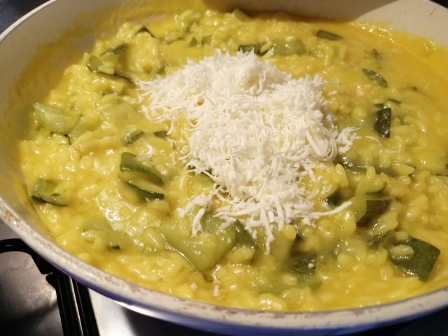 Risotto allo zafferano con zucchine e quartirolo stagionato