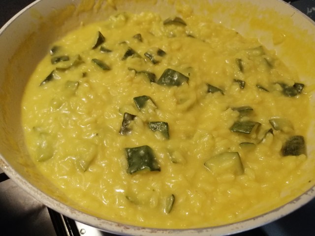 Risotto allo zafferano con zucchine e quartirolo stagionato
