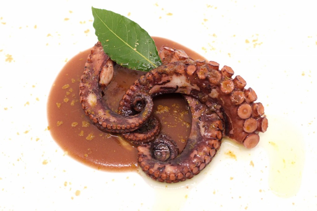 Polpo glassato allo zenzero su riduzione del suo brodo