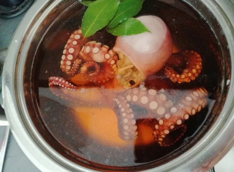 Polpo glassato allo zenzero su riduzione del suo brodo