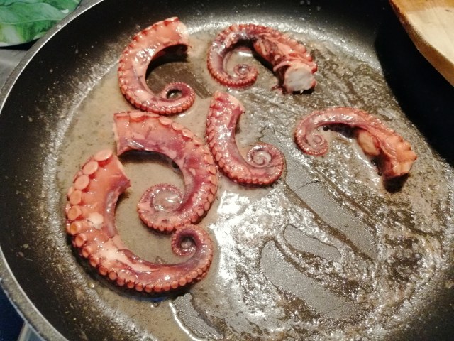 Polpo glassato allo zenzero su riduzione del suo brodo