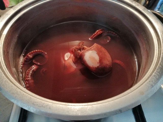 Polpo glassato allo zenzero su riduzione del suo brodo