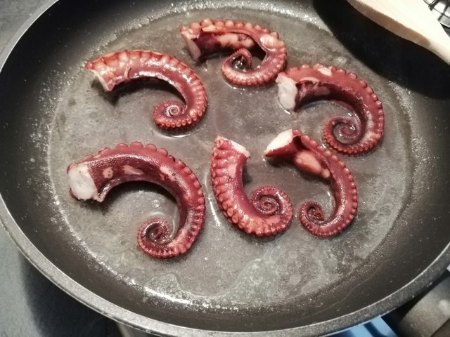 Polpo glassato allo zenzero su riduzione del suo brodo