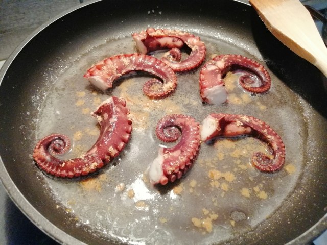 Polpo glassato allo zenzero su riduzione del suo brodo