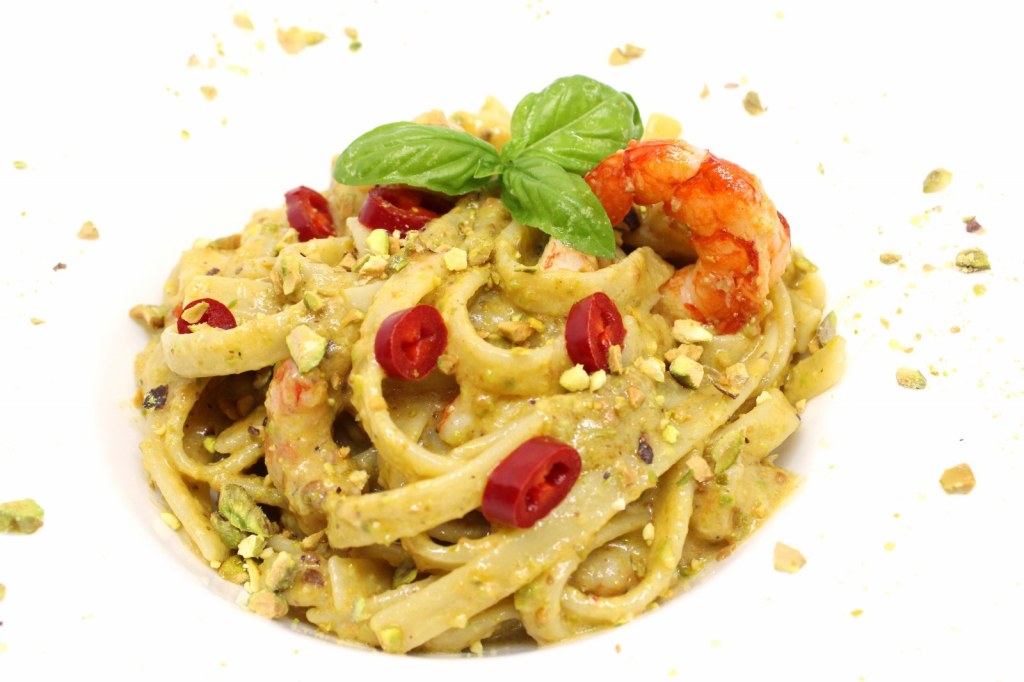 Scialatielli con pesto di pistacchio gamberi e peperoncino fresco