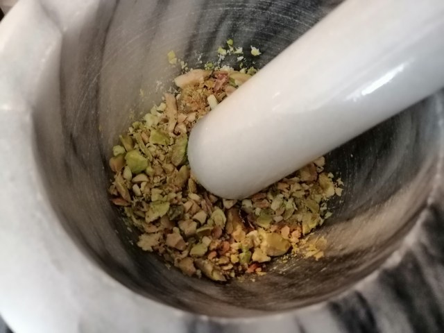 Scialatielli con pesto di pistacchio gamberi e peperoncino fresco