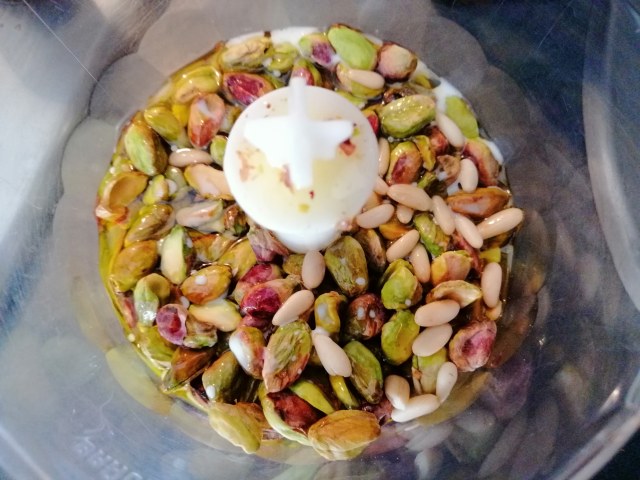 Scialatielli con pesto di pistacchio gamberi e peperoncino fresco