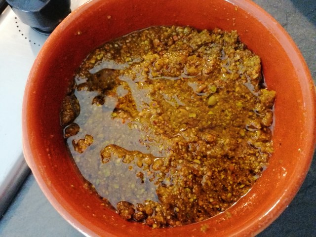 Scialatielli con pesto di pistacchio gamberi e peperoncino fresco