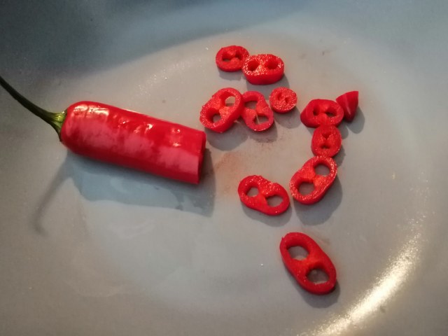 Scialatielli con pesto di pistacchio gamberi e peperoncino fresco