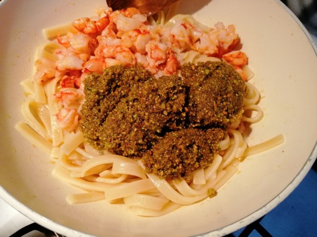Scialatielli con pesto di pistacchio gamberi e peperoncino fresco