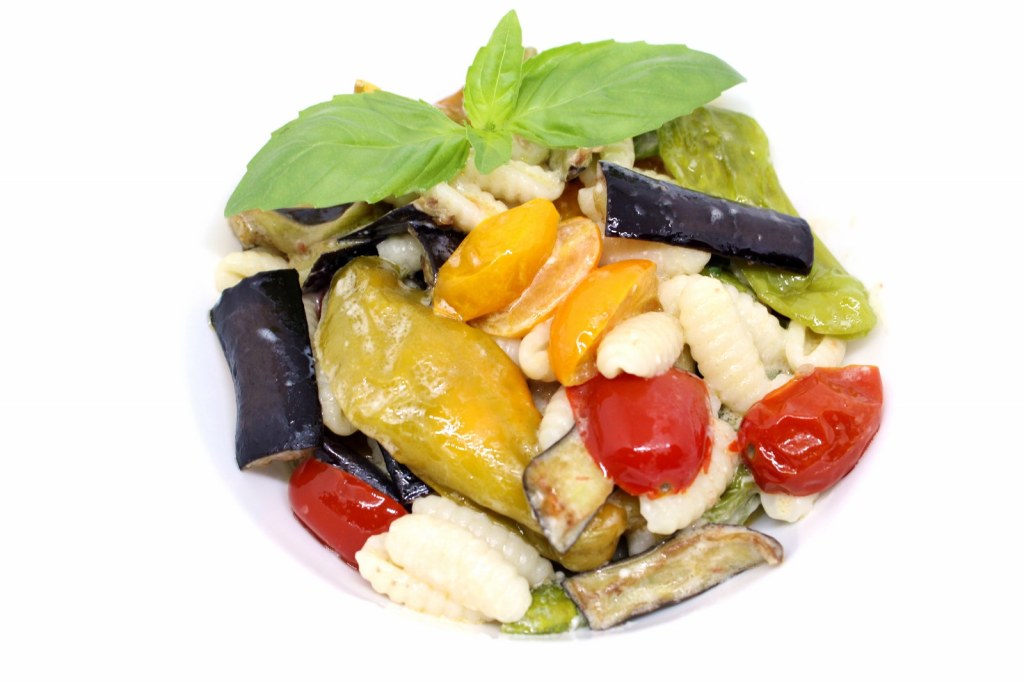 Malloreddus con crema di pecorino sardo melanzane peperoncini verdi e datterini gialli e rossi