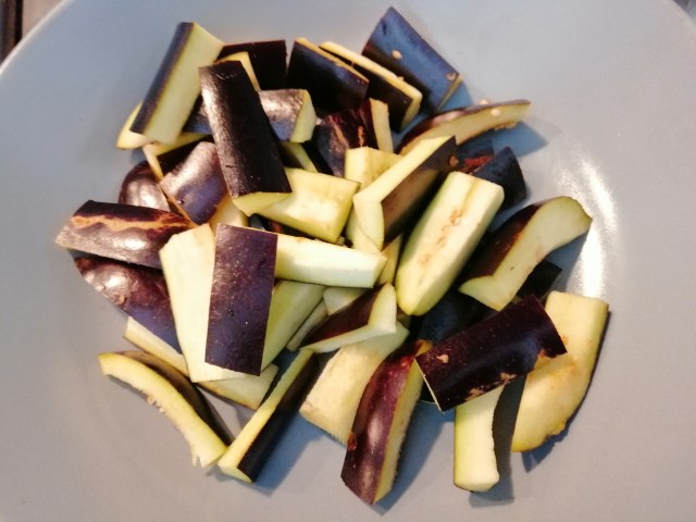 Malloreddus con crema di pecorino sardo melanzane peperoncini verdi e datterini gialli e rossi