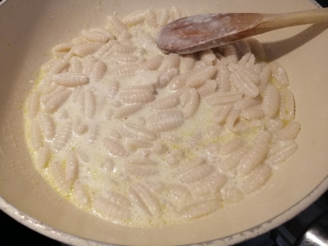 Malloreddus con crema di pecorino sardo melanzane peperoncini verdi e datterini gialli e rossi