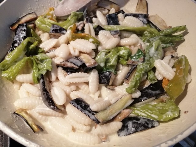 Malloreddus con crema di pecorino sardo melanzane peperoncini verdi e datterini gialli e rossi