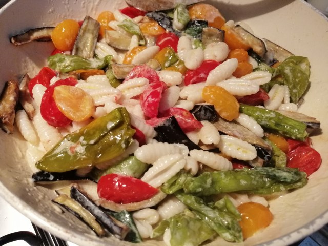 Malloreddus con crema di pecorino sardo melanzane peperoncini verdi e datterini gialli e rossi