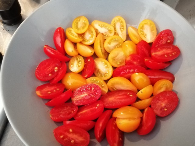 Malloreddus con crema di pecorino sardo melanzane peperoncini verdi e datterini gialli e rossi