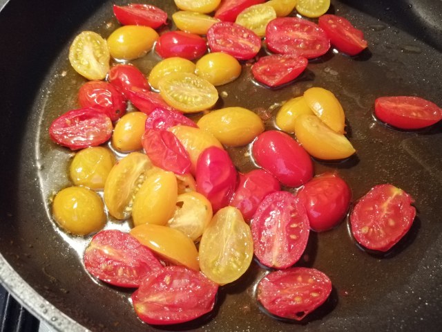 Malloreddus con crema di pecorino sardo melanzane peperoncini verdi e datterini gialli e rossi