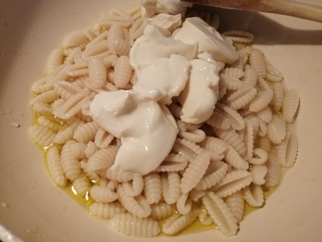 Malloreddus con crema di pecorino sardo melanzane peperoncini verdi e datterini gialli e rossi