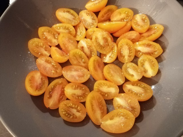 Pecorino alla pizzaiola con pomodoro giallo