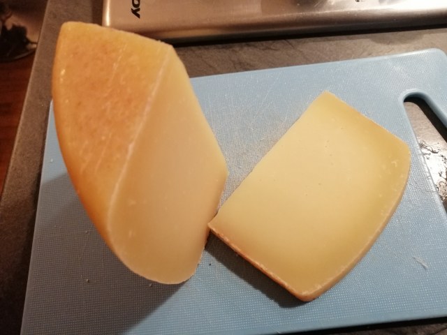 Pecorino alla pizzaiola con pomodoro giallo