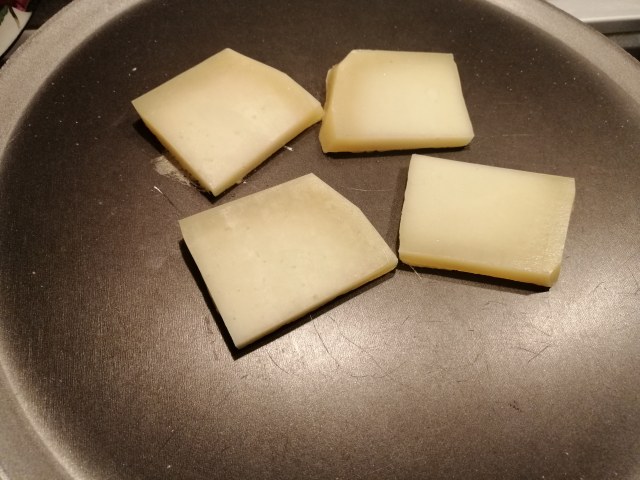 Pecorino alla pizzaiola con pomodoro giallo