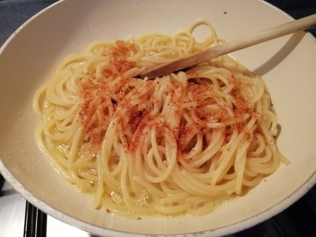 Spaghetti aglio olio e peperoncino con bottarga di tonno su crema di melanzane e menta babaganoush