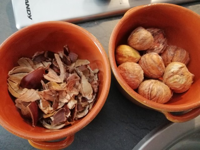 Baccala sfumato al passito di pantelleria con uvetta e pinoli e hummus di castagne