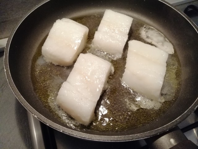 Baccala sfumato al passito di pantelleria con uvetta e pinoli e hummus di castagne