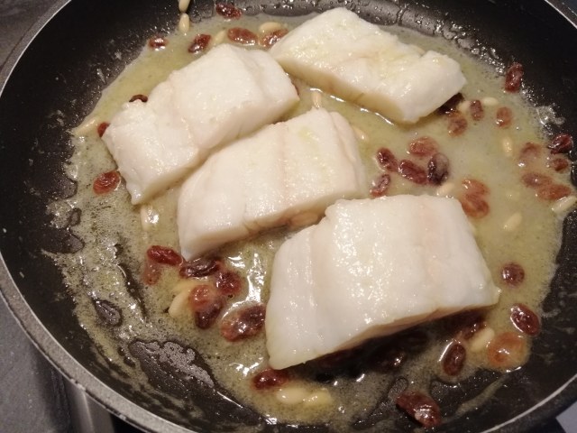 Baccala sfumato al passito di pantelleria con uvetta e pinoli e hummus di castagne