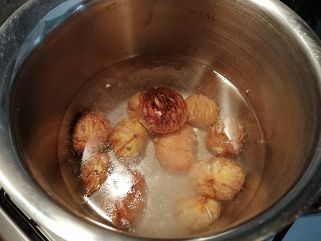 Baccala sfumato al passito di pantelleria con uvetta e pinoli e hummus di castagne