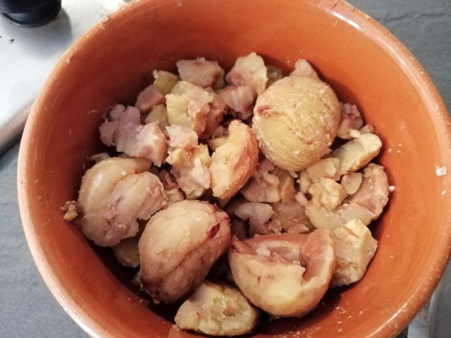 Baccala sfumato al passito di pantelleria con uvetta e pinoli e hummus di castagne