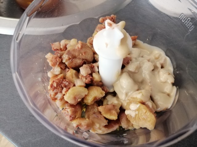 Baccala sfumato al passito di pantelleria con uvetta e pinoli e hummus di castagne